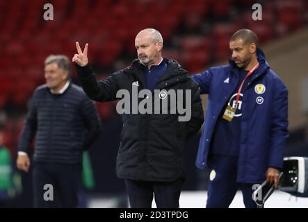 Steve Clarke, directeur écossais (au centre), se fait sur la ligne de contact lors du match de semi-finale de l'UEFA Euro 2020 Play-Off à Hampden Park, Glasgow. Banque D'Images