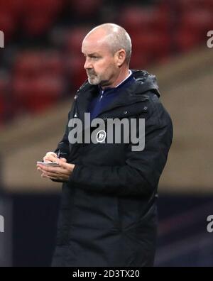 Le directeur écossais Steve Clarke réagit sur la ligne de contact lors du match de demi-finale de l'UEFA Euro 2020 Play-off à Hampden Park, Glasgow. Banque D'Images