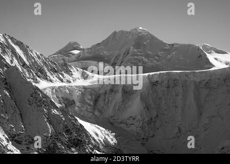 Antenne du Mont Thor et du glacier Powell dans la chaîne de montagnes de Chugach, dans le centre-sud de l'Alaska. Banque D'Images