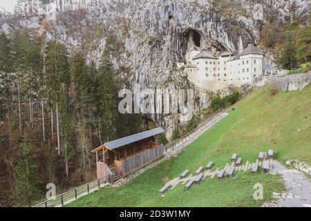 Predjama/ Slovénie-11 octobre 2018 : magnifique château en pierre construit en face de l'entrée de la grotte, protégé par une falaise abrupte et inaccessible Banque D'Images