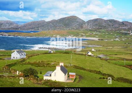 En regardant vers Allihies à l'ouest de la péninsule de Beara, Comté de Cork, Irlande - John Gollop Banque D'Images