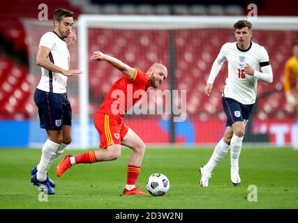 Jonathan Williams (au centre), au pays de Galles, lutte pour le ballon avec Harry Winks (à gauche) et Mason Mount, en Angleterre, lors du match international au stade Wembley, à Londres. Banque D'Images