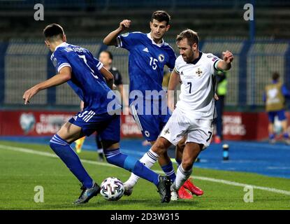 Niall McGinn (à droite), en Irlande du Nord, et Anel Ahmedhodzic, en Bosnie-Herzégovine, se battent pour le ballon lors du match de demi-finale de l'UEFA Euro 2020 au Stadion Grbavica, à Sarajevo. Banque D'Images