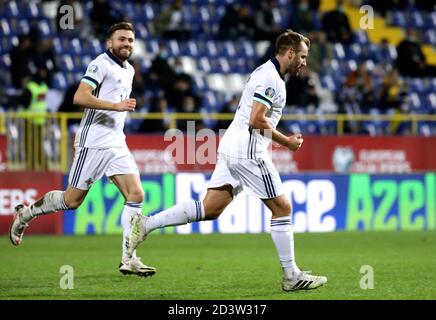 Niall McGinn (à droite), d'Irlande du Nord, célèbre le premier but de son équipe lors du match de semi-finale de l'UEFA Euro 2020 Play-off au Stadion Grbavica, Sarajevo. Banque D'Images