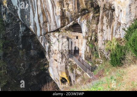 Predjama/ Slovénie-11 octobre 2018 : magnifique château en pierre construit en face de l'entrée de la grotte, protégé par une falaise abrupte et inaccessible Banque D'Images