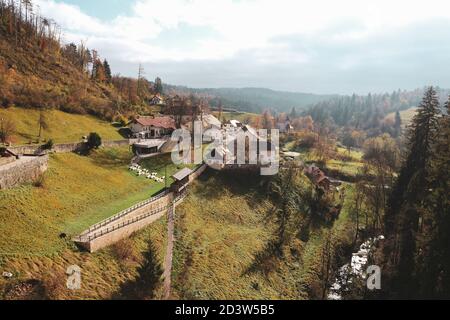 Predjama/ Slovénie-11 octobre 2018: Beau petit village en face de la célèbre attraction touristique, château de Predjamski Grad Banque D'Images