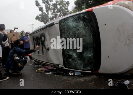 Palembang, Indonésie. 08 octobre 2020. Démonstration d'étudiants rejetant la loi omnibus devant l'édifice Sumatra Sud Dewan Perwakilan Rakyat Daerah le jeudi 8 octobre 2020. (Photo par Adam Rachman/Pacific Press) crédit: Pacific Press Media production Corp./Alay Live News Banque D'Images