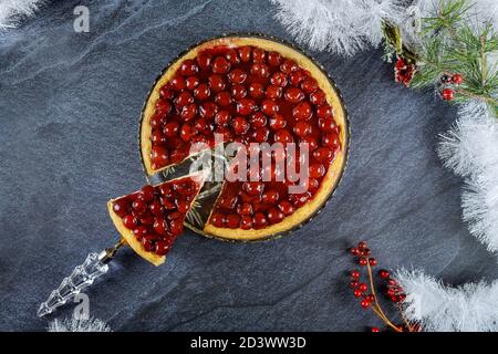 Morceau de cheesecake à la cerise sur une pelle à gâteau. Contenu de Noël. Banque D'Images