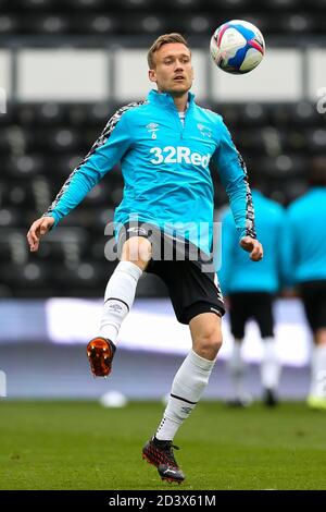 Mike te Wierik du comté de Derby pendant l'échauffement avant le début du match du championnat Sky Bet à Pride Park, Derby. Banque D'Images