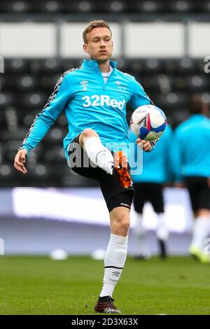 Mike te Wierik du comté de Derby pendant l'échauffement avant le début du match du championnat Sky Bet à Pride Park, Derby. Banque D'Images