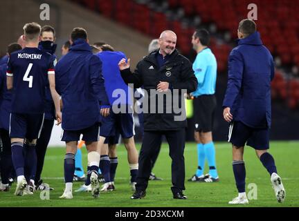 Le Manager écossais Steve Clarke réagit après la victoire dans le tir de pénalité lors du match semi-final de l'UEFA Euro 2020 Play-off à Hampden Park, Glasgow. Banque D'Images