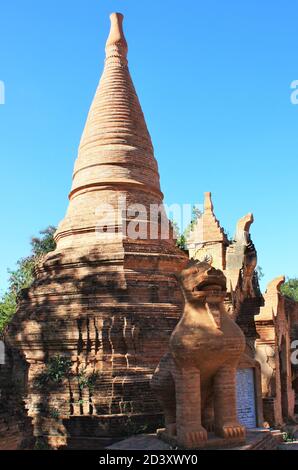 Lac Inle, État de Shan / Myanmar - 18 décembre 2019 : pagode de pierre ancienne faite de briques avec statue d'animal en premier plan à Dien Banque D'Images