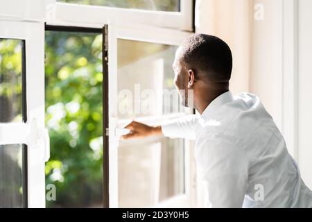 Air frais de la fenêtre. Vue latérale de l'homme relaxant Banque D'Images