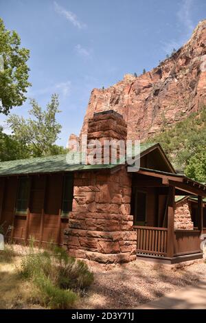 Springdale, Utah. États-Unis. 13 août 2020. Parc national de Zion. Zion Lodge chalets d'époque avec porche, fauteuils à bascule, petite table et cheminée Banque D'Images