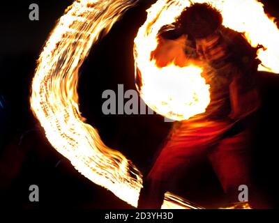 un jeune homme qui jongle avec des chaînes d'incendie lors d'une convention de jonglage À Xilitla Mexique en 2008 Banque D'Images