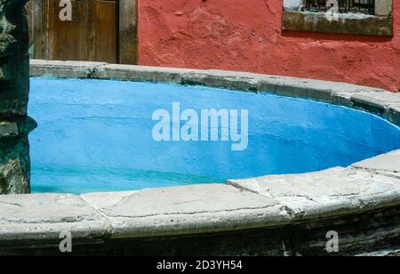 fontaine de la Plaza del Ropero à Guanajuato, au Mexique, aux couleurs intenses de bleu et de rouge Banque D'Images