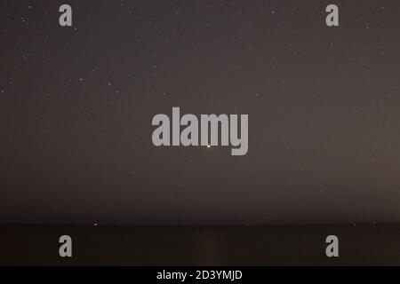 Whitley Bay, Northumberland, Royaume-Uni, 8 octobre 2020, Planet Mars opposition, Saint Mary's Lighthouse, crédit : David Whinham/Alamy Live News Banque D'Images