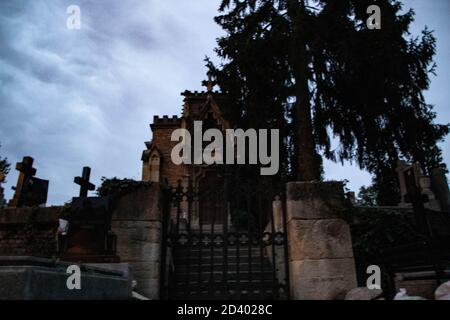 Une crypte créepy gothique d'un vieux cimetière qui appartient à une famille noble de Transylvanie.avec un sapin sur le côté. Vue magnifique sur la tombe. Banque D'Images