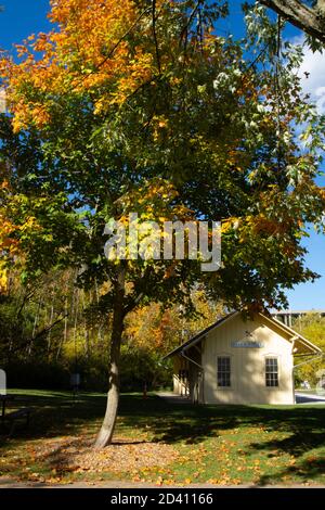 Gare de Brecksville dans la Cuyahoga Valley Scenic Railroad Line pendant Automne Banque D'Images