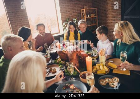 Portrait de Nice attrayant gai gai gai positif parents de famille grands-parents réunion rassemblement manger déguster un délicieux repas festal s'amuser Banque D'Images