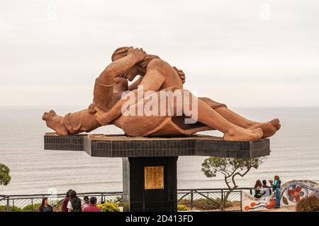 Miraflores, Pérou - 4 décembre 2008 : Parque del Amor, Love Park. Statue en pierre brun orangé de couple de baisers couché sur le piédestal contre le ciel argenté Banque D'Images
