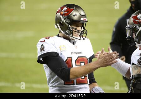 Chicago, États-Unis. 08 octobre 2020. Le quarterback des Buccaneers de Tampa Bay Tom Brady se réchauffe avant le match contre les Chicago Bears à Soldier Field à Chicago le jeudi 8 octobre 2020. Photo de Brian Kersey/UPI crédit: UPI/Alay Live News Banque D'Images