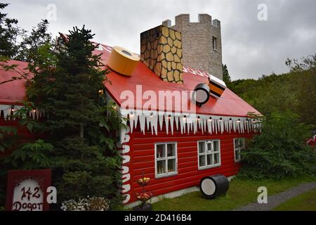 La maison de Noël près d'Akureyri dans le nord de l'Islande. Des bonbons et des bonbons ornent le toit et des lumières de fées tapent les glaçons suspendus sur la maison. Banque D'Images