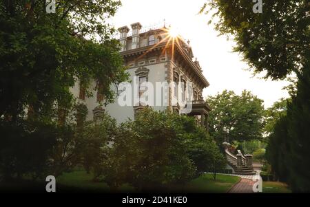 SACRAMENTO, CALIFORNIE, ÉTATS-UNIS - 26 juillet 2018 : le manoir de Leland Stanford prend le soleil couchant au Leland Stanford Mansion S de Sacramento Banque D'Images
