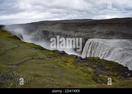 Dettifoss Waterfall dans le nord-est de l'Islande comme il plonge dans le canyon de Jökulsárgljúfur. La brume s'élève de la puissance de l'eau grise qui se précipite sur le bord. Banque D'Images