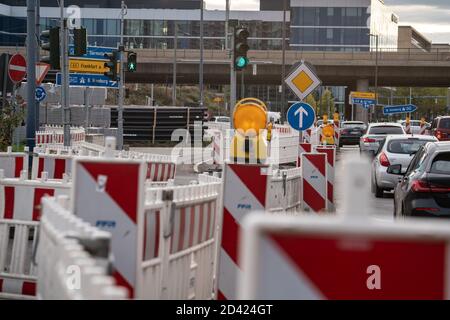 Offenbach, Allemagne. 07e octobre 2020. Le pont de l'autoroute A661 (ci-dessus) traverse le chantier de construction au rond-point Kaiserlei. En dessous, le trafic circule en partie dans des voies temporaires. La reconstruction à grande échelle du rond-point Kaiserlei entre Francfort et Offenbach progresse. A partir de ce samedi (10 octobre), les travaux doivent passer à la phase suivante avec la mise en service de deux rampes d'accès à l'autoroute A661. Credit: Frank Rumpenhorst/dpa/Alay Live News Banque D'Images