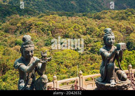 Gros plan sur des statues bouddhistes qui louent et font des offrandes Le Bouddha Tian Tan Banque D'Images