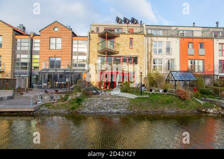 Belles maisons de tir près du canal dans la ville de Malmö, Suède sur un fond ciel clair Banque D'Images