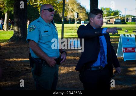 Newport News, Virginie, États-Unis. 8 octobre 2020. Mike DUNN, militant conservateur de 20 ans, affronte un policier de Newport News lors d'un rassemblement de campagne pour le candidat du vice-président libertarien 2020, Jeremy 'poke' Cohen, à Huntington Park, Newport News, Virginie, le 8 octobre 2020. Dunn était ouvert portant un pistolet au parc qui a violé l'ordonnance de la ville de Newport News de porter des pistolets sur la propriété de la ville crédit: John C. Clark/ZUMA Wire/Alay Live News Banque D'Images