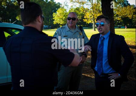 Newport News, Virginie, États-Unis. 8 octobre 2020. Mike DUNN, militant conservateur de 20 ans, affronte un policier de Newport News avant d'être arrêté lors d'un rassemblement de campagne pour le candidat du vice-président libertarien 2020, Jeremy 'poke' Cohen, à Huntington Park, à Newport News, en Virginie, le 8 octobre 2020. Dunn était ouvert en portant un pistolet dans le parc, ce qui a violé l'ordonnance de la ville de Newport News de porter des pistolets sur la propriété de la ville. Crédit : John C. Clark/ZUMA Wire/Alay Live News Banque D'Images