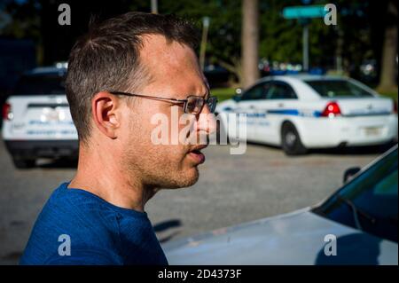 Newport News, Virginie, États-Unis. 8 octobre 2020. Le candidat libertaire au poste de vice-président JEREMY 'PIKE' COHEN demande à la police de Newport News pourquoi Mike Dunn a été arrêté lors d'un rassemblement de campagne à Huntington Park à Newport News, en Virginie, le 8 octobre 2020. Cohen a fait un commentaire selon lequel l'ordonnance de la ville interdisant le port d'armes à feu à ciel ouvert est inconstitutionnelle et a poussé à ce que les candidats libertaires aient besoin d'être soutenus dans les élections locales. Crédit : John C. Clark/ZUMA Wire/Alay Live News Banque D'Images