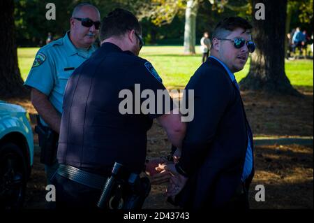 Newport News, Virginie, États-Unis. 8 octobre 2020. L'activiste conservateur de 20 ans MIKE DUNN est arrêté par un policier de Newport News avant un rassemblement de campagne pour le candidat du vice-président libertarien 2020, Jeremy 'poke' Cohen a commencé à Huntington Park à Newport News, en Virginie, le 8 octobre 2020. Dunn était ouvert en portant un pistolet dans le parc, ce qui a violé l'ordonnance de la ville de Newport News de porter des pistolets sur la propriété de la ville. Crédit : John C. Clark/ZUMA Wire/Alay Live News Banque D'Images