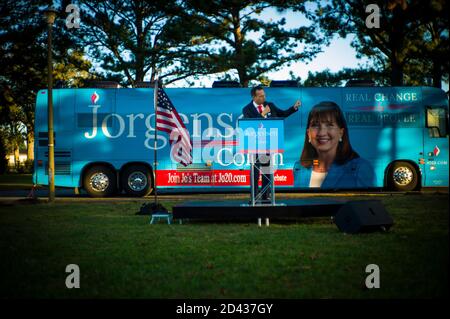 Newport News, Virginie, États-Unis. 8 octobre 2020. Le candidat du vice-président libertaire JEREMY 'PIKE' COHEN prend la parole lors d'un rassemblement de campagne à Huntington Park à Newport News, Virginie, le 8 octobre 2020. Cohen est le colistier du Dr. JO Jorgensen pour le Président des États-Unis sur le billet Libertarien. Crédit : John C. Clark/ZUMA Wire/Alay Live News Banque D'Images