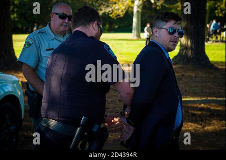 Newport News, Virginie, États-Unis. 8 octobre 2020. L'activiste conservateur de 20 ans MIKE DUNN est arrêté par un policier de Newport News avant un rassemblement de campagne pour le candidat du vice-président libertarien 2020, Jeremy 'poke' Cohen a commencé à Huntington Park à Newport News, en Virginie, le 8 octobre 2020. Dunn était ouvert en portant un pistolet dans le parc, ce qui a violé l'ordonnance de la ville de Newport News de porter des pistolets sur la propriété de la ville. Crédit : John C. Clark/ZUMA Wire/Alay Live News Banque D'Images