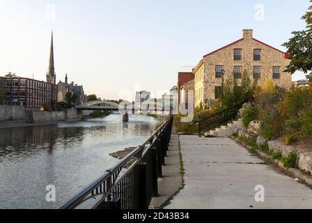 CAMBRIDGE, CANADA - 22 septembre 2020 : prise de vue aérienne et terrestre au-dessus du centre-ville de Galt et de la rivière Grand dans la ville de Cambridge Banque D'Images