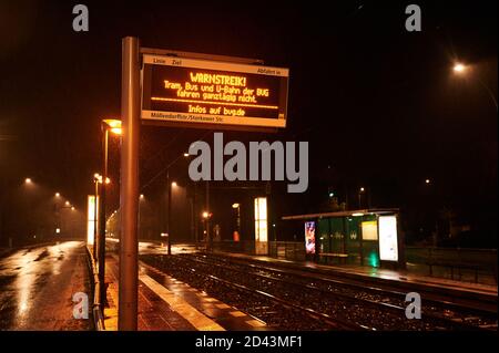 Berlin, Allemagne. 09e octobre 2020. « frappe de jeton ! Le tramway, le bus et le métro BVG ne circulent pas toute la journée' est écrit sur l'exposition à un arrêt dans la rue Indira Gandhi. Le système de transports publics (ÖPNV) de Berlin et de Brandebourg est à nouveau en grève depuis les premières heures du matin. Credit: Annette Riedl/dpa/Alay Live News Banque D'Images