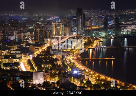 Horizon moderne de Bakou, Azerbaïdjan et promenade la nuit. Vue en soirée sur le boulevard Bakou. Tour de jeune fille éclairée. Banque D'Images