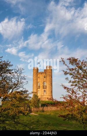 Broadway Tower au lever du soleil au début de l'automne le long de la cotswold Way. Broadway, Cotswolds, Worcestershire, Angleterre Banque D'Images