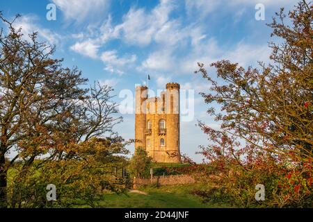 Broadway Tower au lever du soleil au début de l'automne le long de la cotswold Way. Broadway, Cotswolds, Worcestershire, Angleterre Banque D'Images