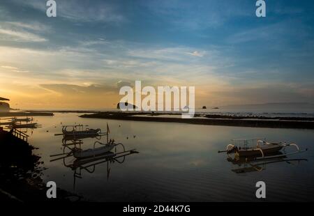 Belle photo de bateaux à l'aube à Candi Dasa, Bali, Indonésie Banque D'Images