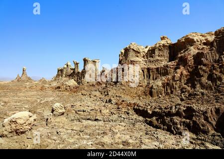 Les affleurements rocheux sont poussé à travers les plats salins de Dallol, dans la dépression de Danakil, dans une région surnommée le Manhattan du désert, contre un Banque D'Images