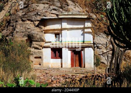 Le toit en stuc et en étain blanchi à la chaux de l'entrée principale De Maryam Korkor rock hewn église orthodoxe éthiopienne dispose d'un petit haut-parleur dans un vent Banque D'Images