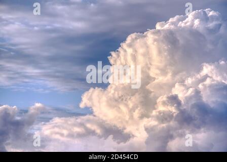 Beau ciel bleu avec faisceau de soleil avec ciel nuageux Banque D'Images