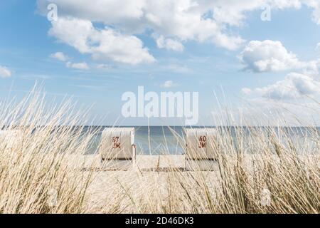 Deux chaises de plage de mer baltique à holidayScharbeutz plage ayant clair ciel bleu avec nuages blancs Banque D'Images