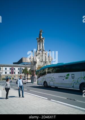 SAN SEBASTIAN, ESPAGNE - 13 mai 2019 : ancienne statue avec un bus touristique devant San Sebastian dans le pays basque du nord de l'Espagne Banque D'Images