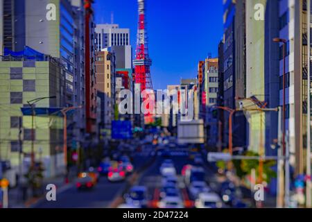 Un trafic miniature dans la rue urbaine derrière la tour de Tokyo tiltshift Banque D'Images